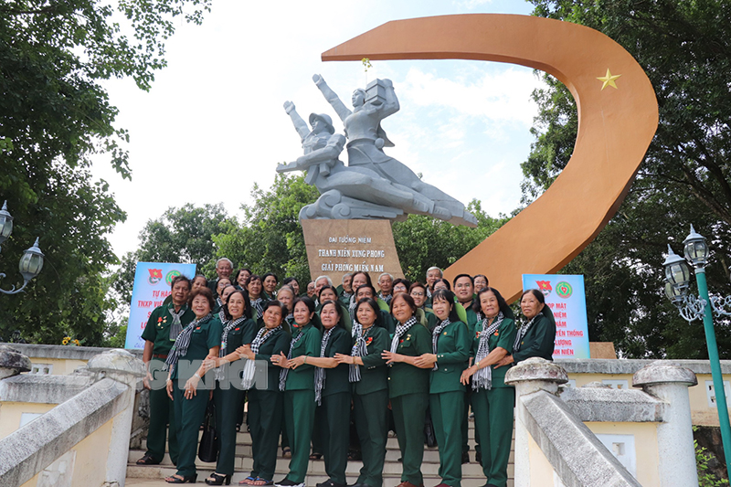 Đoàn đại biểu chụp ảnh lưu niệm tại Đài tưởng niệm thanh niên xung phong giải phóng miền Nam. Ảnh: Nhật Huy