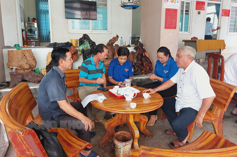 Tăng cường tuyên truyền, hướng dẫn tạo tài khoản dịch vụ công trực tuyến mức độ 4 cho người dân. Ảnh: CTV