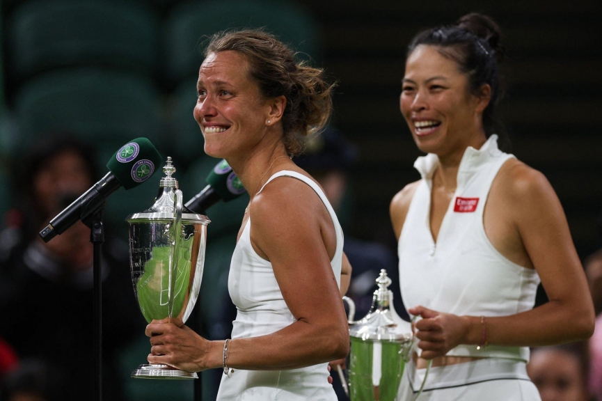 Hsieh và Strycova vỡ òa cảm xúc sau khi giành chiến thắng tại Wimbledon 2023. Ảnh: Getty