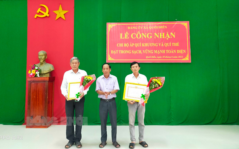 Quới Điền điển hình xây dựng Chi bộ ấp, khu phố trong sạch, vững mạnh toàn diện Lễ công nhận Chi bộ ấp Quí Khương và Chi bộ ấp Quí Thế đạt trong sạch, vững mạnh toàn diện. Ảnh: CTV