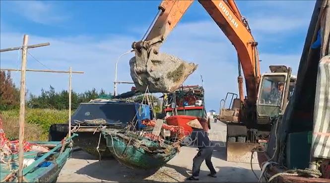 Huyện đảo Bạch Long Vỹ (Hải Phòng) di dời tàu thuyền cùng ngư dân về nơi an toàn tránh bão. Ảnh: TTXVN phát