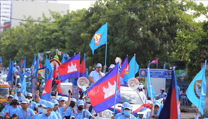Bầu cử Campuchia: Khoảng 90.000 quan sát viên đăng ký tham gia giám sát bầu cử Quang cảnh diễu hành vận động tranh cử của CPP trên đường phố ở thủ đô Phnom Penh, sáng 1-7. Ảnh: Hoàng Minh/PV TTXVN tại Campuchia