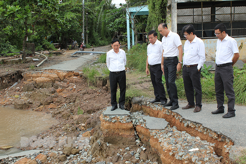 Khảo sát tình hình sạt lở trên địa bàn Châu Thành Chủ tịch UBND tỉnh Trần Ngọc Tam cùng đoàn khảo sát thực tế tình hình sạt lở tại khu vực ấp Hoà Hưng Thạnh, xã Giao Long (Châu Thành).