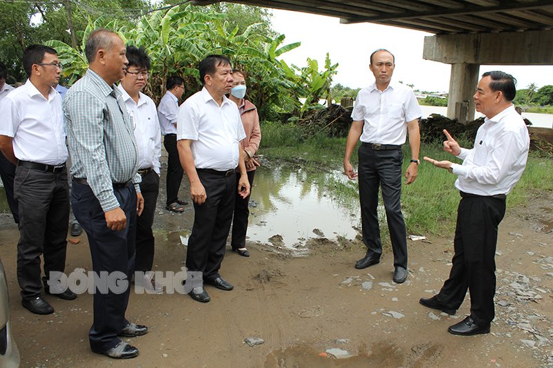Khảo sát tình hình sạt lở trên địa bàn Châu Thành Chủ tịch UBND tỉnh Trần Ngọc Tam cùng đoàn khảo sát thực tế tình hình sạt lở bờ kè móng cầu An Hóa bên huyện Châu Thành.