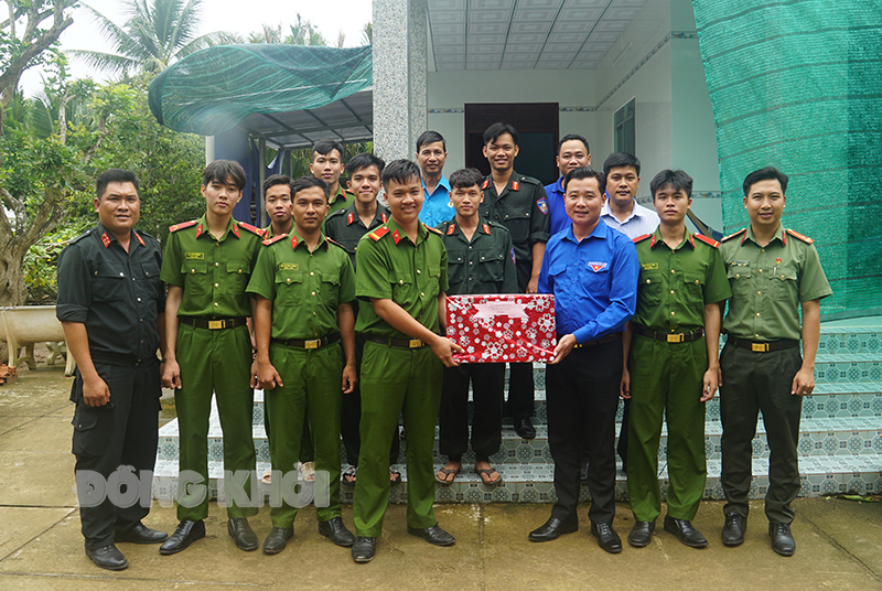  Phó bí thư Thường trực Tỉnh đoàn Võ Tuấn Thông thăm, tặng quà các chiến sĩ thanh niên tình nguyện hè Đoàn Thanh niên Công an tỉnh.