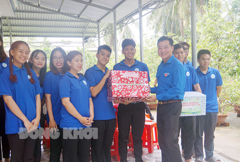 Phó bí thư Thường trực Tỉnh đoàn Võ Tuấn Thông thăm, tặng quà các chiến sĩ thanh niên tình nguyện hè Trường Đại học Kinh tế Luật.