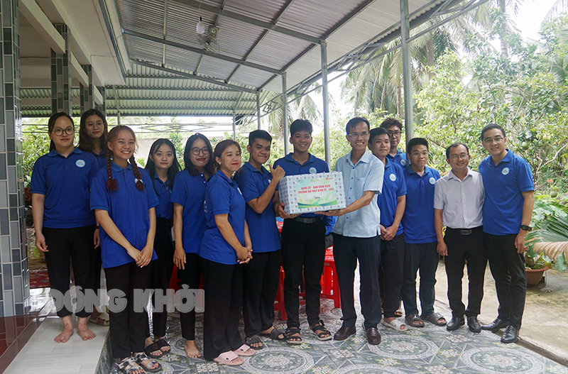 Lãnh đạo Trường ĐH Kinh tế Luật cũng đã có phần quà trao tặng các chiến sĩ của trường tham gia chiến dịch trên địa bàn tỉnh.