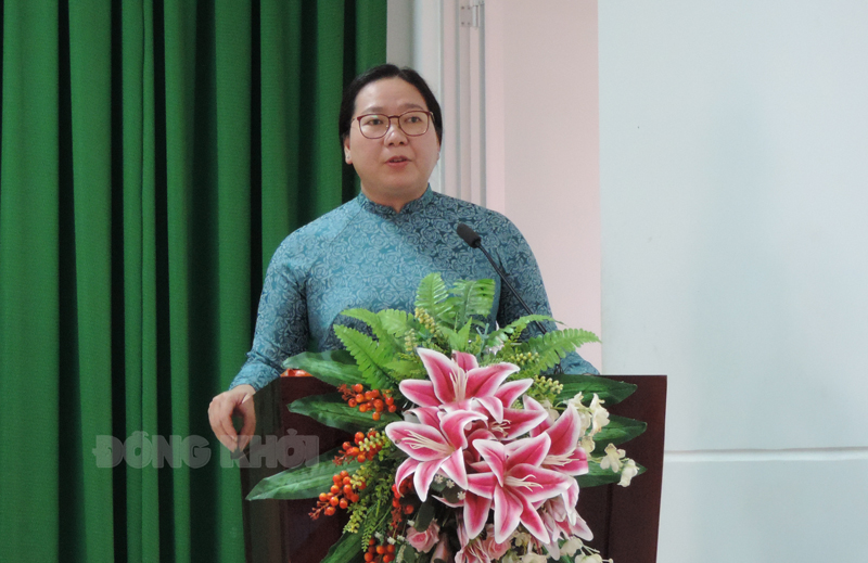 Chủ tịch Ủy ban MTTQ Việt Nam tỉnh Nguyễn Thị Hồng Nhung phát biểu tại lễ khai giảng lớp học.