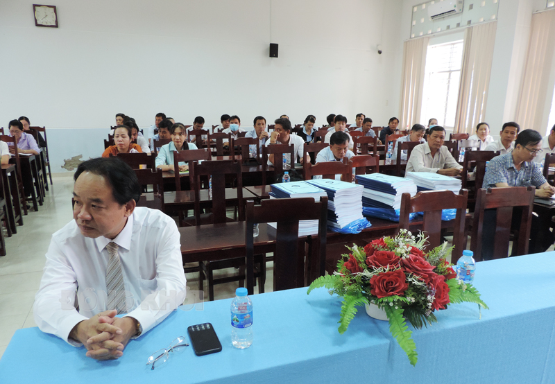 Phó hiệu trưởng Trường Chính trị tỉnh Dương Quốc Hoàng cùng học viên tham dự lễ khai giảng.
