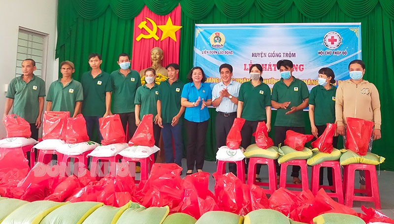 Một nhiệm kỳ với nhiều hoạt động ý nghĩa, thiết thực Tặng quà cho công nhân dịp lễ phát động Tháng Công nhân năm 2023.