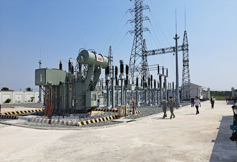 Khai thác nguồn điện từ nhà máy điện gió ở huyện Bình Đại.