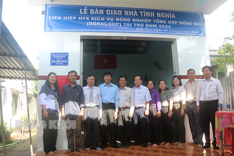 Quan tâm chăm lo, giúp đỡ người có công Niềm vui của hộ ông Huỳnh Ngọc Tám, ngụ xã Đại Điền (Thạnh Phú) trong ngày nhận nhà tình nghĩa.