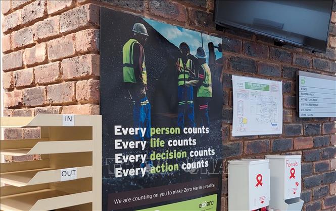 Biện pháp phòng tránh HIV/AIDS được cung cấp miễn phí tại một bệnh viện của Nam Phi. Ảnh Hoàng Minh-P/v TTXVN tại Nam Phi