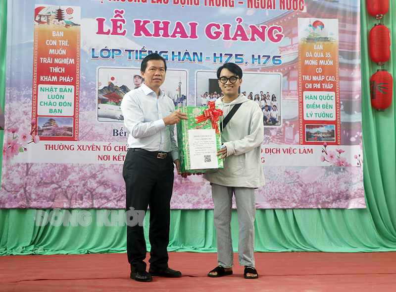 Khách mời là Giám đốc Trung tâm dịch vụ việc làm tỉnh Đồng Tháp Nguyễn Phú Hiếu trao quà cho người lao động tham gia chương trình.