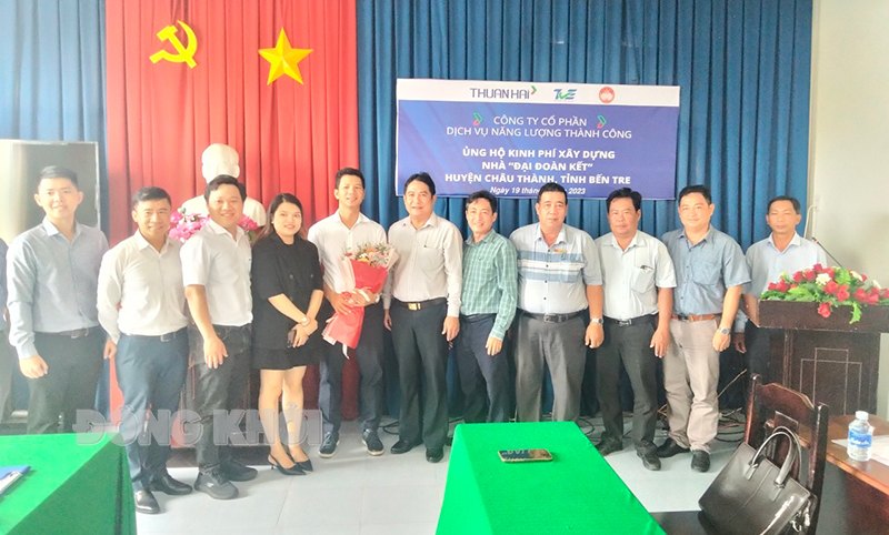 Trao kinh phí xây dựng nhà Đại đoàn kết cho các hộ nghèo đang gặp  khó khăn về nhà ở.