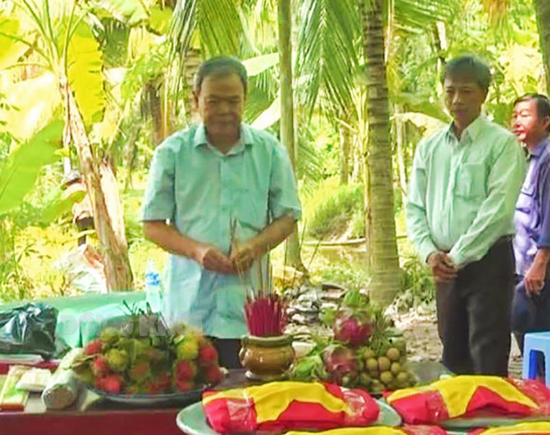 Nguyên Bí thư Tỉnh ủy Võ Thành Hạo thắp hương trước các anh hùng liệt sĩ.