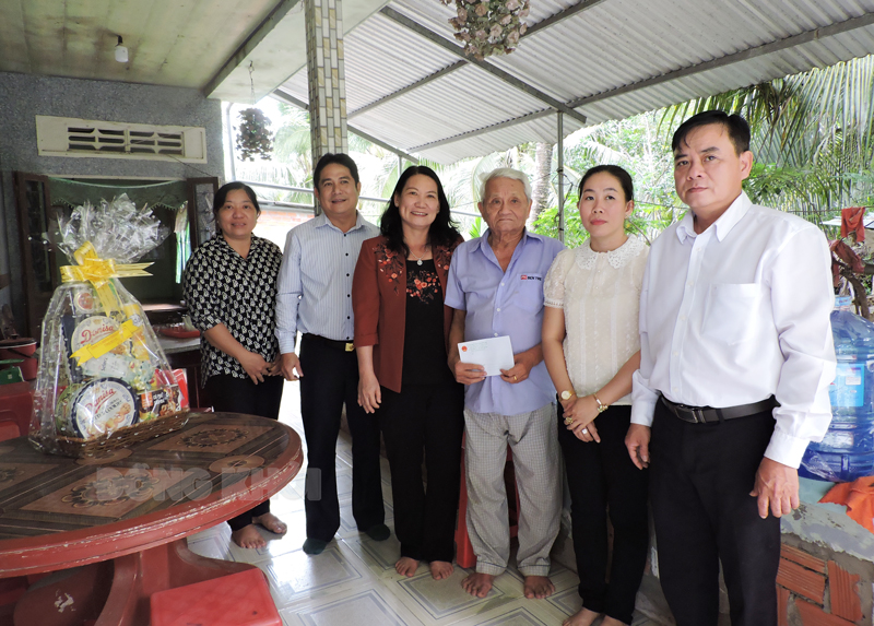 Phó chủ tịch UBND tỉnh Nguyễn Thị Bé Mười cùng đoàn thăm gia đình ông Ngô Văn Tao xã An Phước.