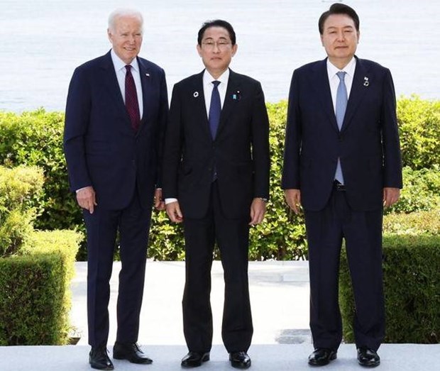 Tổng thống Hàn Quốc Yoon Suk Yeol (phải), Tổng thống Mỹ Joe Biden (trái) và Thủ tướng Nhật Bản Fumio Kishida. (Nguồn: Kyodo)