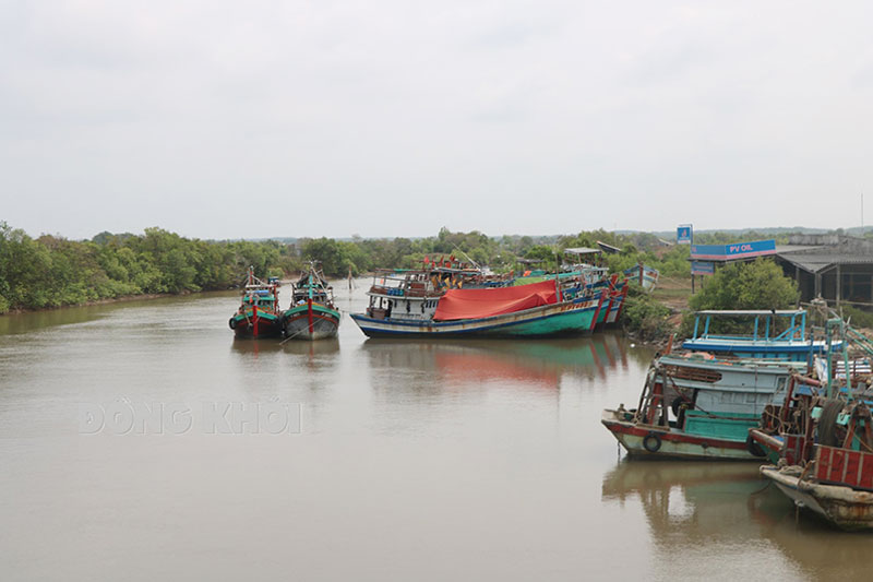 Tàu khai thác thủy hải sản ở huyện Ba Tri. Ảnh: T. Thảo