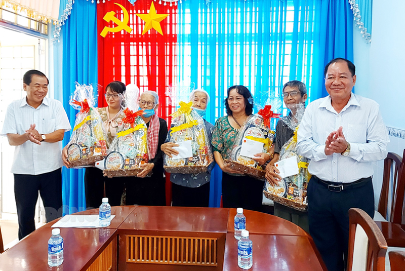Trưởng ban Nội chính Tỉnh ủy Lê Thanh Vân thăm và tặng quà cho gia đình chính sách tại xã Phước Hiệp.