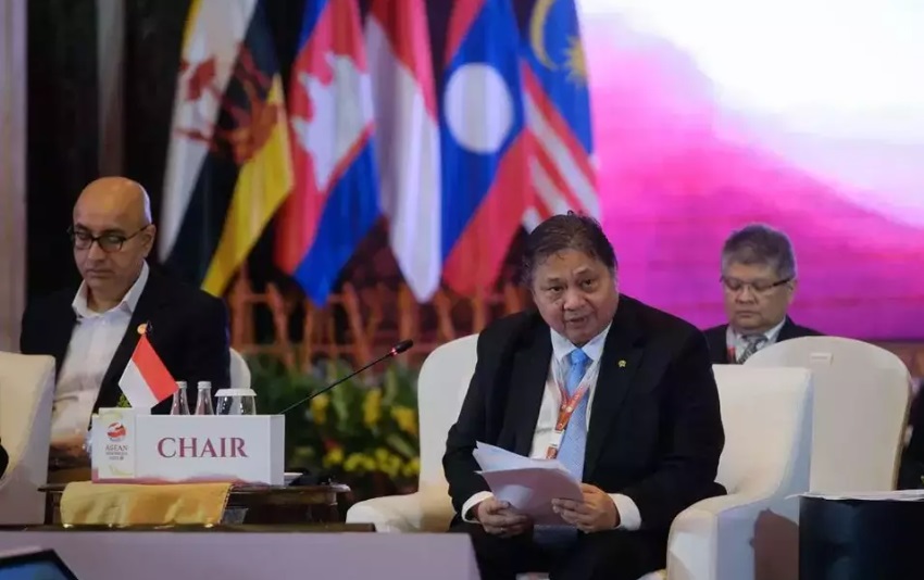 Indonesia nỗ lực gia nhập OECD Bộ trưởng Bộ Kinh tế Airlangga Hartarto phát biểu tại cuộc họp Hội đồng Cộng đồng Kinh tế ASEAN lần thứ 22 tại Khách sạn Kempinski ở Jakarta vào ngày 7-5-2023. Ảnh: jakartaglobe.id