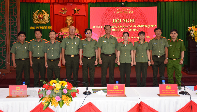 Đại biểu chụp ảnh tại hội nghị.