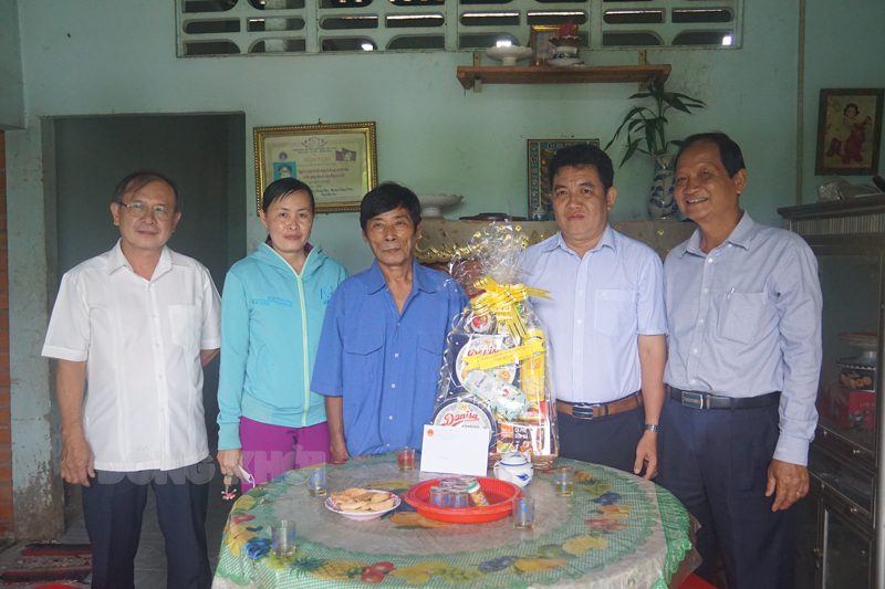  Phó chủ tịch Thường trực HĐND tỉnh Huỳnh Quang Triệu  thăm, tặng quà ông Nguyễn Văn Bé - thương binh hạng ¾.