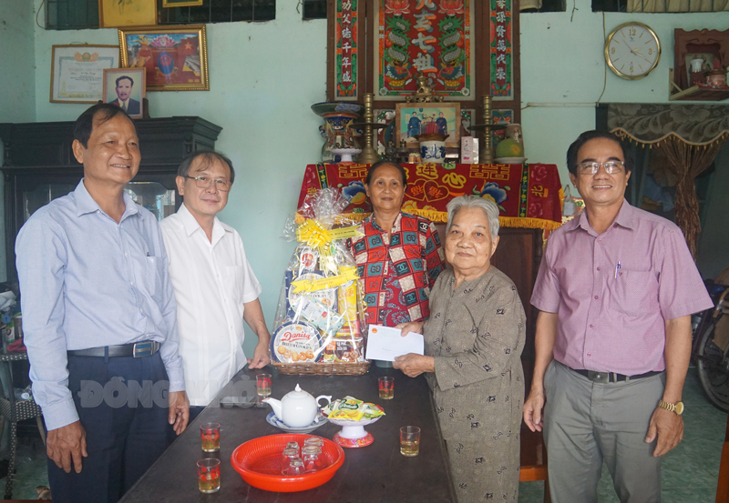 Phó chủ tịch Thường trực HĐND tỉnh Huỳnh Quang Triệu và lãnh đạo địa phương thăm, tặng quà bà Trần Thị Xuân - vợ liệt sĩ.