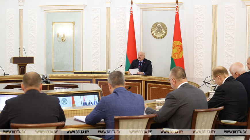 Tổng thống Belarus Alexander Lukashenko trong một cuộc họp với quan chức chính phủ. Ảnh: BelTA