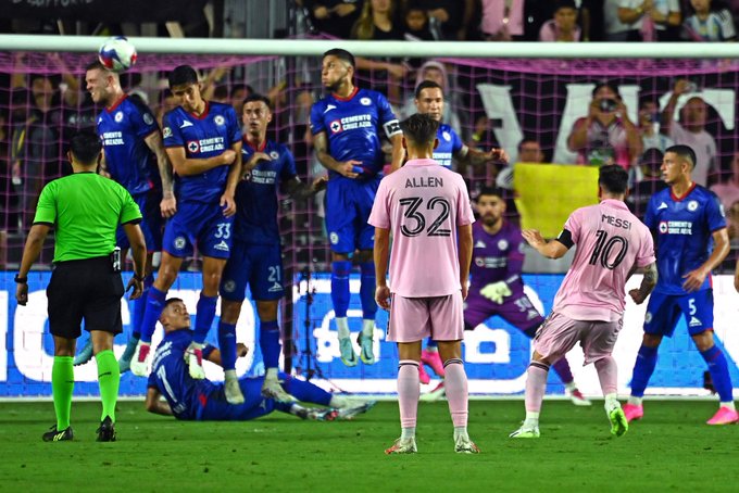 Messi ghi bàn đẳng cấp ngay trận ra mắt Bàn thắng sút phạt đẹp mắt của Messi giúp Inter Miami thắng Cruz Azul 2-1