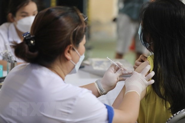 Ngày 22-7-2023: Ghi nhận 41 ca mắc mới COVID-19, 3 bệnh nhân thở ôxy Nhân viên y tế tiêm vaccine cho người dân. (Ảnh: Minh Quyết/TTXVN)