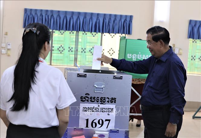 Bầu cử Campuchia: Tỷ lệ cử tri đi bỏ phiếu cao nhất kể từ năm 2018 Chủ tịch CPP, Thủ tướng Campuchia Hun Sen bỏ phiếu bầu nghị sĩ Quốc hội khóa VII tại điểm bầu cử số 1697, Trường Bổ túc Sư phạm Ta Khmau, tỉnh Kandal. Ảnh: Quang Anh/PV TTXVN tại Campuchia