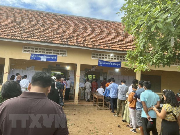 Cử tri Campuchia bỏ phiếu bầu cử nghị sĩ Quốc hội khóa VII Cử tri Campuchia xếp hàng, chờ đến giờ bỏ phiếu trước các phòng bầu cử trong khuôn viên Trường THPT Chea Sim Chroy Changvar, quận Chroy Changvar, thủ đô Phnom Penh. Ảnh: Huỳnh Thảo/TTXVN
