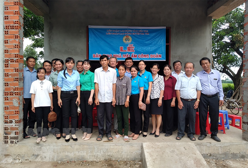 Nhiều hoạt động ý nghĩa, hiệu quả qua các phong trào Trao nhà “Mái ấm công đoàn” cho công đoàn viên nghèo khó khăn về nhà ở tại xã Mỹ Thạnh, huyện Ba Tri. Ảnh: CTV