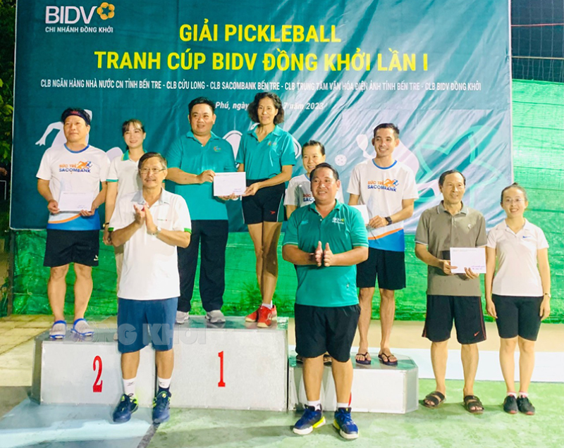 Ban tổ chức trao giải cho các vận động viên đạt thành tích tại Giải Pickleball.