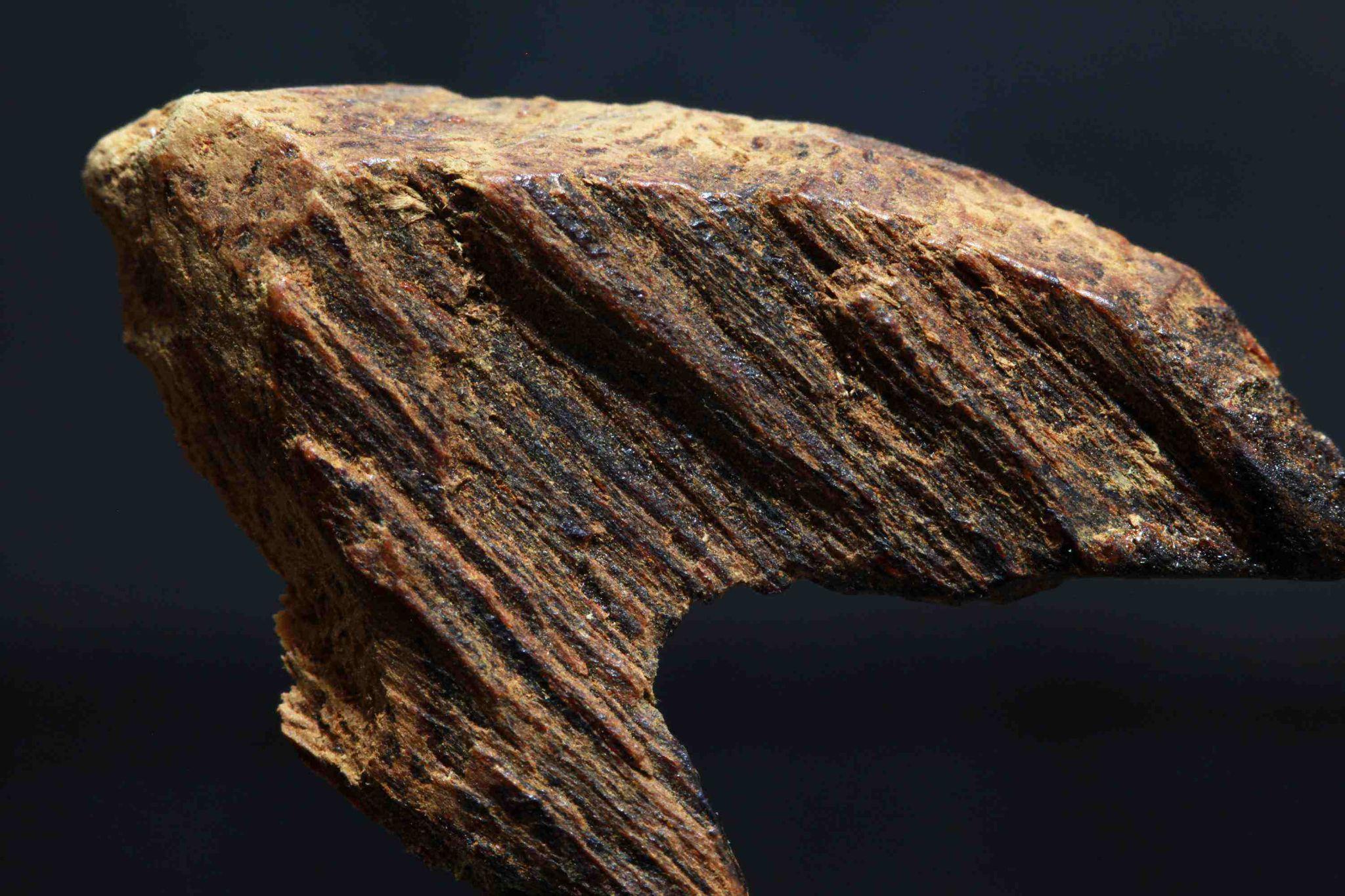 Vòng tay trầm hương hay các sản phẩm được làm từ trầm hương hiện nay rất phổ biến và được ưa chuộng. Không chỉ có tác dụng làm đẹp, trầm hương còn chứa nguồn năng lượng tích cực lớn mang lại nhiều điều may mắn cho người đeo.