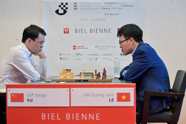 ĐKVĐ Lê Quang Liêm (phải) giành chiến thắng trước Yangyi Gu sau 36 nước cờ cổ điển (Ảnh: BTC)