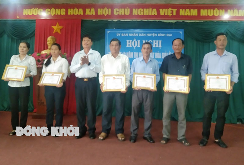 Bình Đại tổng kết 10 năm thi hành Luật Hòa giải ở cơ sở Tặng giấy khen cho các tập thể, cá nhân có thành tích xuất sắc trong công tác hòa giải.