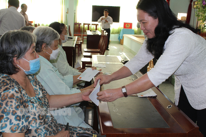 Phó chủ tịch UBND tỉnh Nguyễn Thị Bé Mười thăm hỏi và động viên sức khỏe gia đình chính sách đang điều trị tại Bệnh viện Cù Lao Minh.