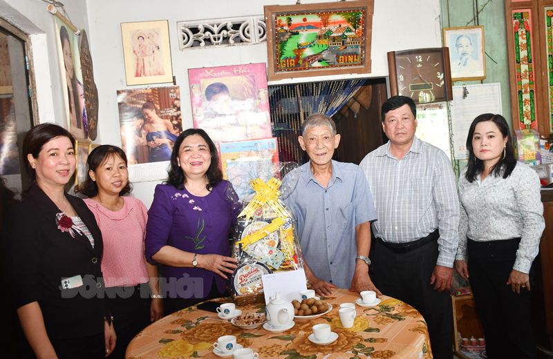 Phó bí thư Thường trực Tỉnh ủy - Chủ tịch HĐND tỉnh Hồ Thị Hoàng Yến thăm gia đình chính sách tại phường Phú Tân.