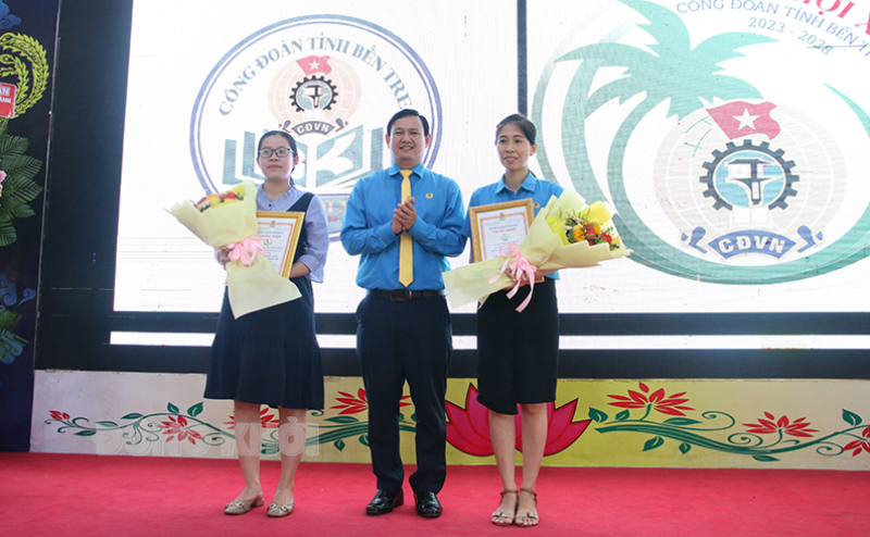 Chủ tịch Liên đoàn Lao động tỉnh Nguyễn Phúc Linh trao giải thưởng cho các tác giả đạt giải cuộc thi thiết kế biểu trưng Công đoàn.