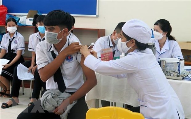 Ngày 25-7-2023: Ghi nhận 27 ca mắc COVID-19, 4 bệnh nhân khỏi bệnh Nhân viên y tế tiêm vaccine phòng COVID-19 (mũi 3) cho học sinh tại thành phố Tuy Hòa, tỉnh Phú Yên. (Ảnh: Xuân Triệu/TTXVN)