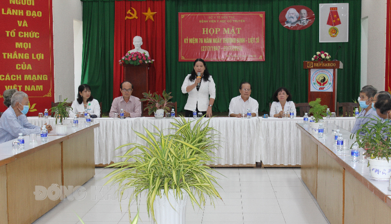 Phó chủ tịch UBND tỉnh Nguyễn Thị Bé Mười thăm hỏi và động viên sức khỏe gia đình chính sách đang điều trị tại Bệnh viện Y học cổ truyền.