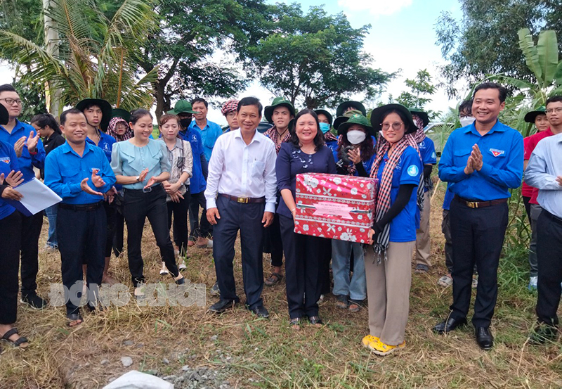 Phó bí thư Thường trực Tỉnh ủy - Chủ tịch HĐND tỉnh Hồ Thị Hoàng Yến tặng quà cho chiến sĩ mùa hè xanh Trường Đại học Tự nhiên tại xã An Bình Tây.