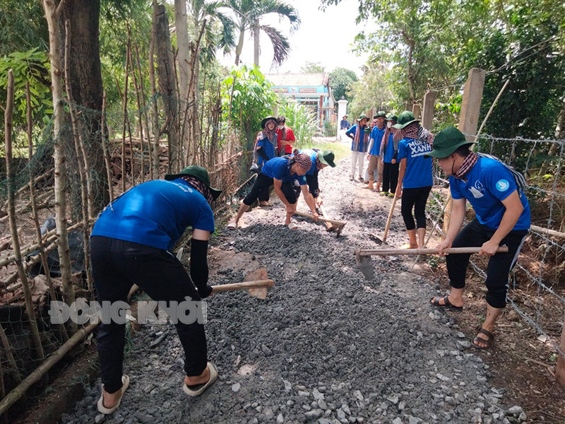 Các chiến sĩ thực hiện bê-tông 200m đường giao thông nông thôn ấp An Lợi, xã An Bình Tây. 