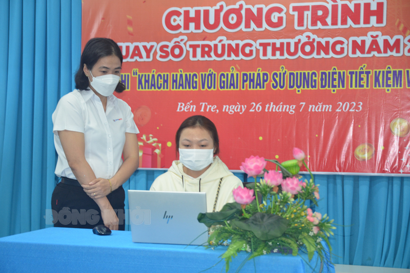 Khách hàng tham gia quay số.