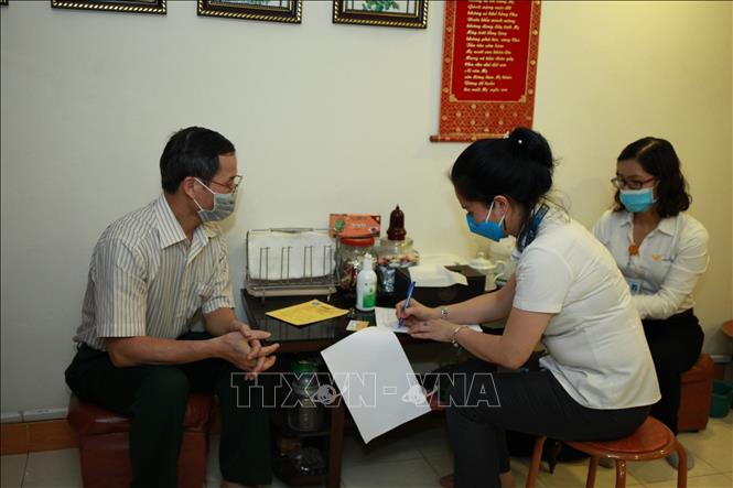 Những chính sách mới nổi bật có hiệu lực trong tháng 8 Bưu điện kết hợp với Bảo hiểm xã hội thành phố Hà Nội tổ chức chi trả lương hưu tại nhà. Ảnh: TTXVN phát