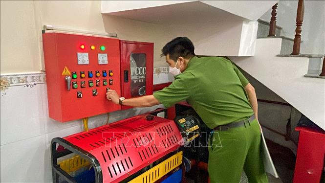 Sửa thẩm quyền cấp Giấy chứng nhận đủ điều kiện về an ninh, trật tự Công an TP. Cần Thơ kiểm tra hệ thống phòng cháy, chữa cháy tại một quán karaoke trên địa bàn quận Ninh Kiều. Ảnh tư liệu: TTXVN phát