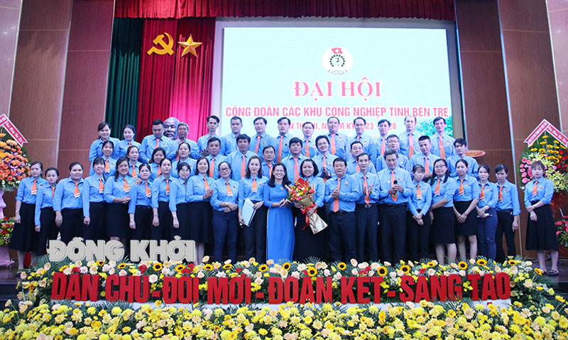 Công đoàn cấp trên trực tiếp cơ sở trong tỉnh tổ chức thành công Ðại hội Công đoàn, nhiệm kỳ 2023 - 2028 Phó chủ tịch Liên đoàn Lao động tỉnh Nguyễn Thị Kim Dung trao hoa chúc mừng đoàn đại biểu dự Đại hội Công đoàn cấp trên tại Đại hội Công đoàn các Khu công nghiệp tỉnh lần thứ XIII, nhiệm kỳ 2023 - 2028. Ảnh: H. Hiệp