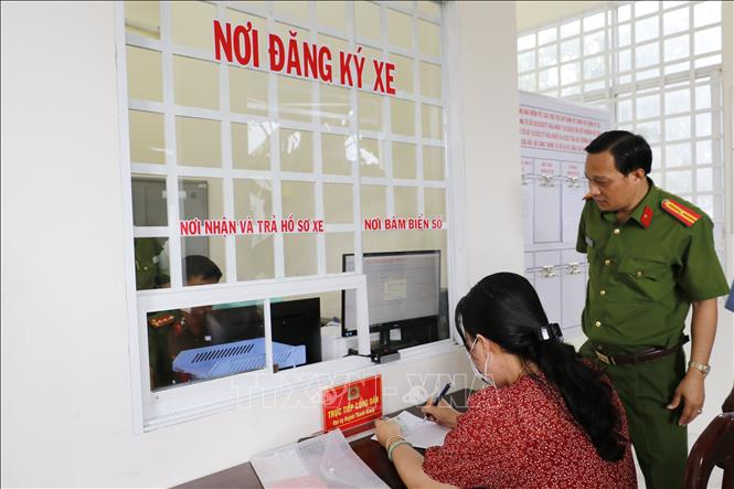 Những chính sách mới nổi bật có hiệu lực trong tháng 8 Người dân đến làm thủ tục đăng ký xe gắn máy tại Công an xã Nhơn Ái, huyện Phong Điền, thành phố Cần Thơ. Ảnh: TTXVN phát